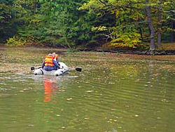 Bild einer Messung mittels Schlauchboot auf einem See